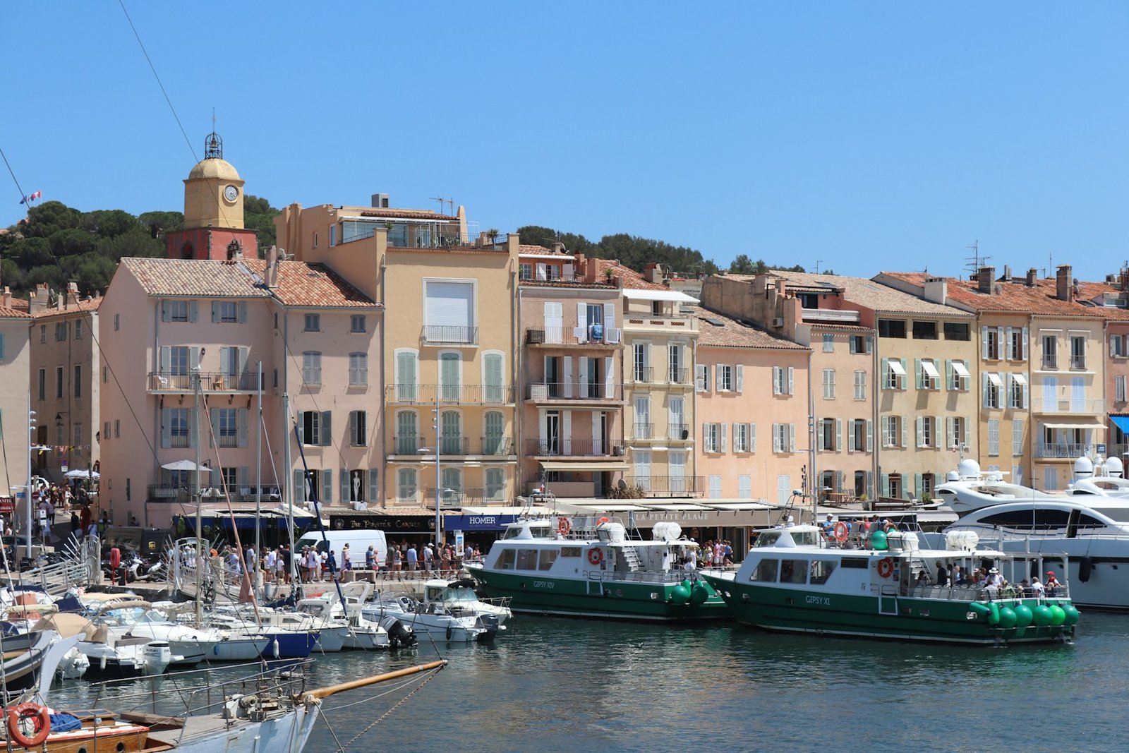 Saint-Tropez et son port.
